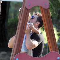 David Bustamante se divierte con su hija Daniella en el parque