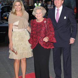 La Reina Beatriz de Holanda y los Príncipes Guillermo y Máxima en el 50 aniversario del Ballet Nacional holandés