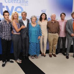 Miguel Ángel Bernardeau, Santiago González, Eduardo Ladrón de Guevara y el reparto de 'Cuéntame'