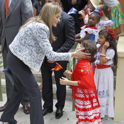 La Princesa Letizia, cariñosa con una niña en Miami