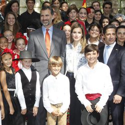 Los Príncipes Felipe y Letizia con los alumnos del colegio bilingüe K8 Coral Way de Miami