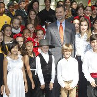 Los Príncipes Felipe y Letizia con los alumnos del colegio bilingüe K8 Coral Way de Miami