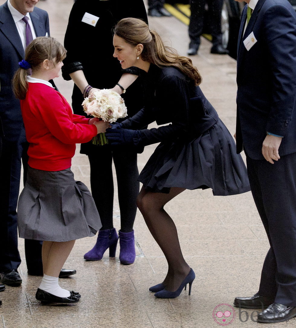 Kate Middleton saluda a una niña en un foro sobre la infancia