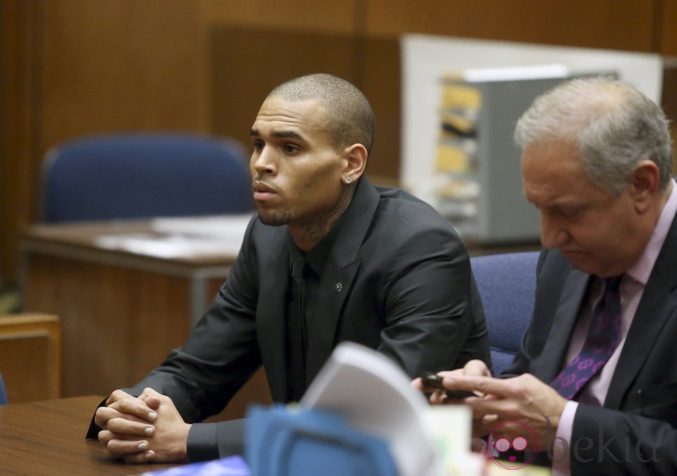 Chris Brown durante uno de sus juicios