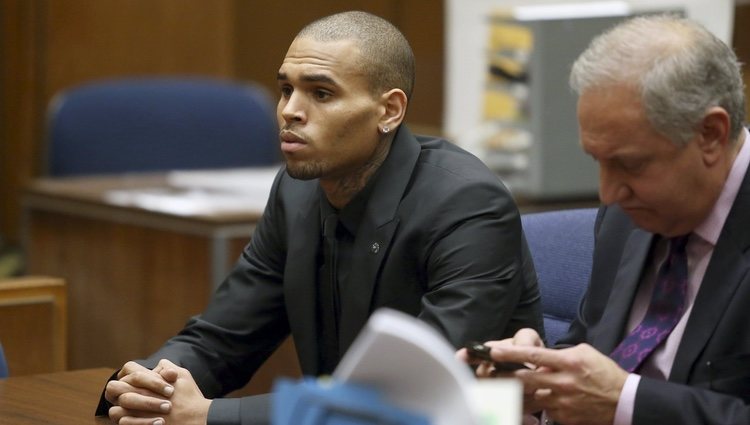 Chris Brown durante uno de sus juicios