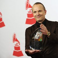 Miguel Bosé recoge el premio a la Persona del Año 2013 de los Grammy Latinos