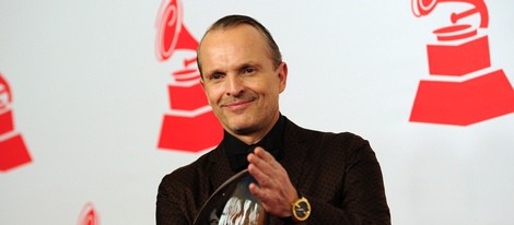 Miguel Bosé recoge el premio a la Persona del Año 2013 de los Grammy Latinos