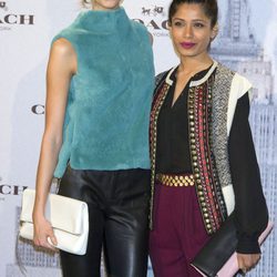 Karlie Kloss y Freida Pinto en la inauguración de una tienda Coach en Madrid