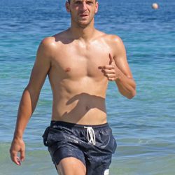 Roberto Soldado con el torso desnudo