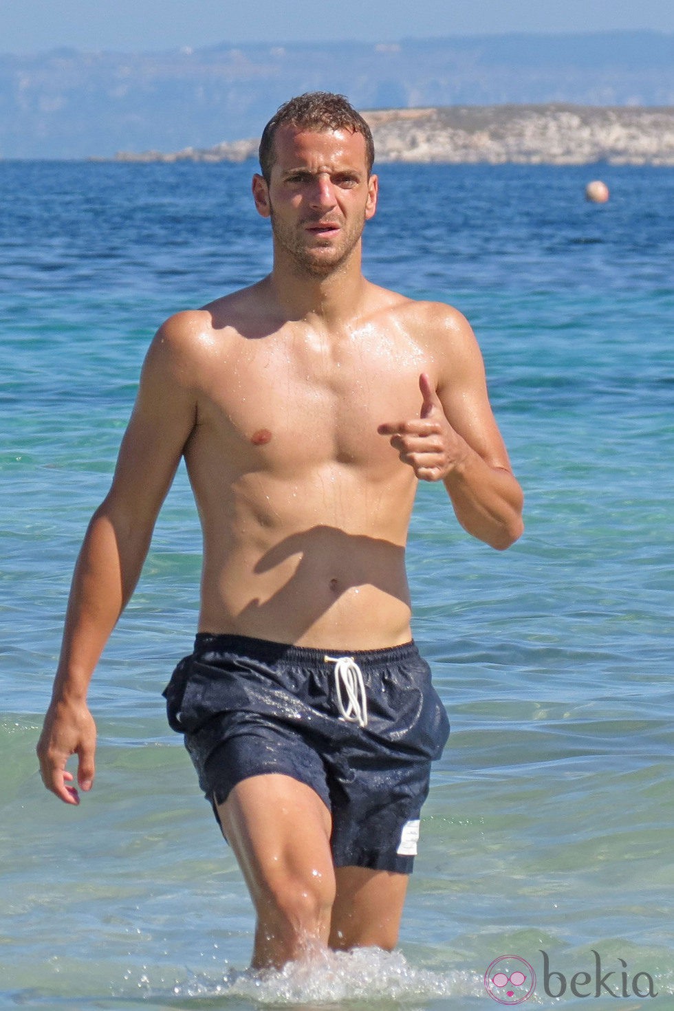 Roberto Soldado con el torso desnudo