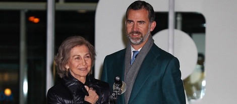 La Reina Sofía y el Príncipe Felipe visitan al Rey en el hospital