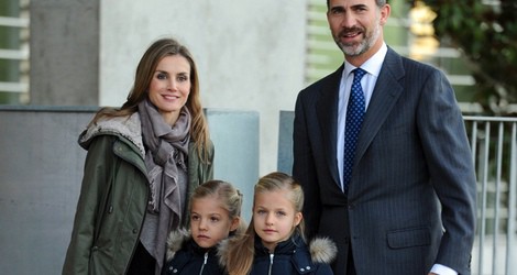 Los Príncipes Felipe y Letizia y las Infantas Leonor y Sofía visitan al Rey en el hospital