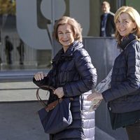 La Reina Sofía y la Infanta Cristina visitan al Rey tras su nueva operación de cadera