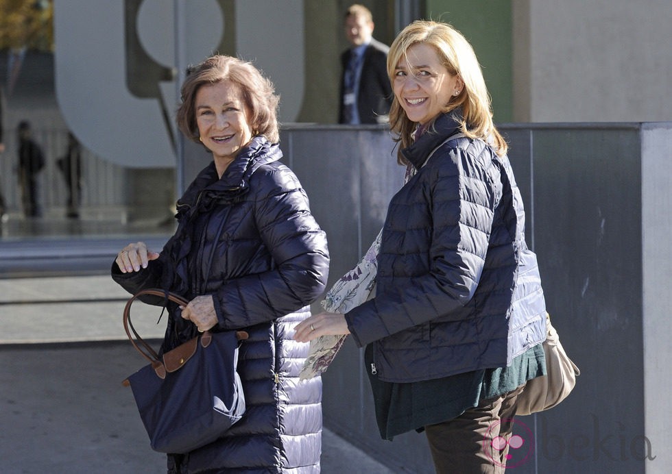 La Reina Sofía y la Infanta Cristina visitan al Rey tras su nueva operación de cadera