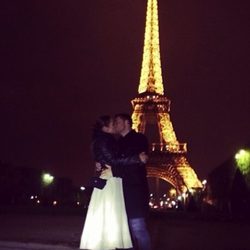 David Bustamante y Paula Echevarría besándose con la Torre Eiffel de fondo