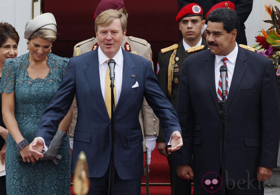 Guillermo y Máxima de Holanda con el presidente de Venezuela Nicolás Maduro