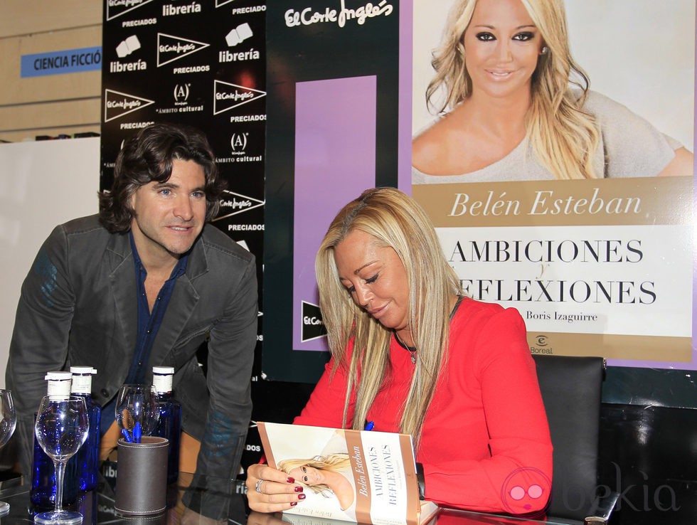 Belén Esteban firmando ejemplares de 'Ambiciones y reflexiones' con Toño Sanchís