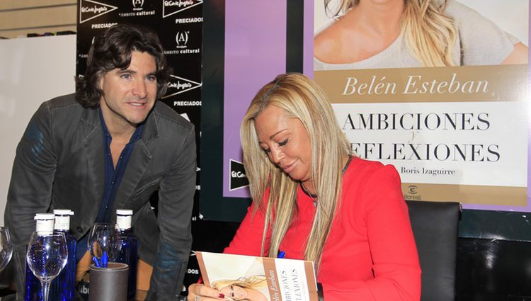 Belén Esteban firmando ejemplares de 'Ambiciones y reflexiones' con Toño Sanchís