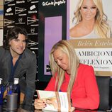 Belén Esteban firmando ejemplares de 'Ambiciones y reflexiones' con Toño Sanchís