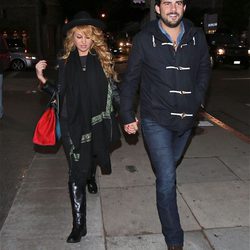 Paulina Rubio y Gerardo Bazúa cogidos de la mano por Los Angeles