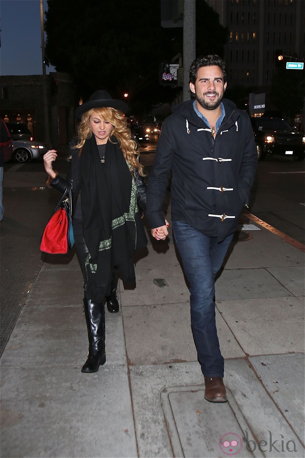 Paulina Rubio y Gerardo Bazúa cogidos de la mano por Los Angeles