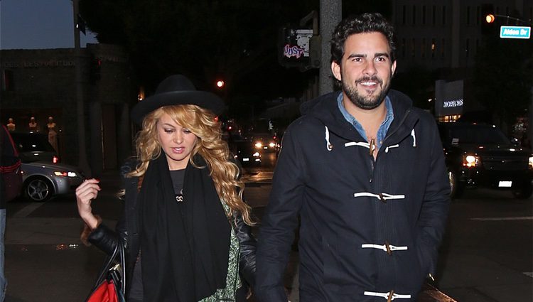 Paulina Rubio y Gerardo Bazúa cogidos de la mano por Los Angeles