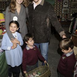 Luis Alfonso de Borbón y Margarita Vargas con sus hijos en el Rastrillo Nuevo Futuro 2013