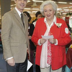 La Infanta Pilar y el embajador de Francia en el Rastrillo Nuevo Futuro 2013