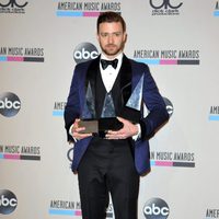 Justin Timberlake con sus galardones en los American Music Awards 2013