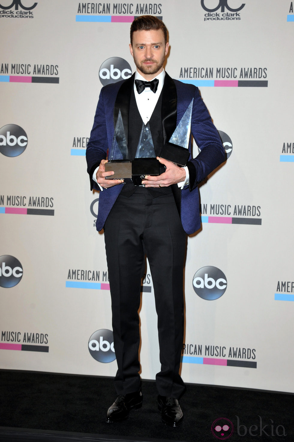 Justin Timberlake con sus galardones en los American Music Awards 2013