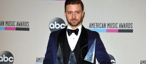 Justin Timberlake con sus galardones en los American Music Awards 2013