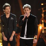 Louis Tomlinson y Niall Horan durante la actuación de One Direction en los American Music Awards 2013