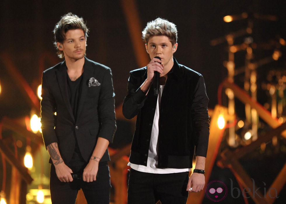 Louis Tomlinson y Niall Horan durante la actuación de One Direction en los American Music Awards 2013