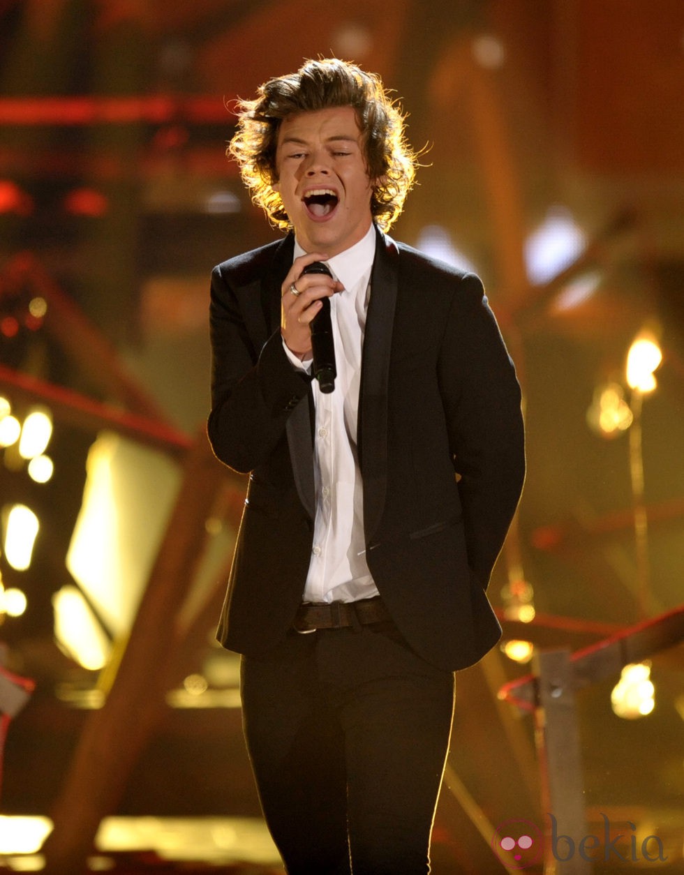 Harry Styles durante la actuación de One Direction en los American Music Awards 2013