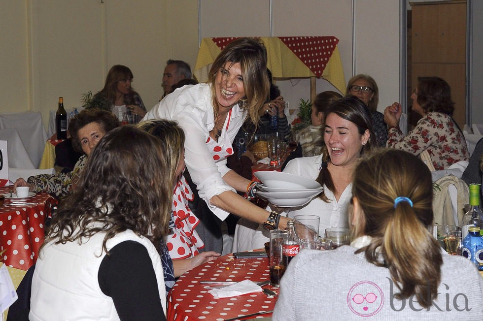 Arancha de Benito sirviendo mesas en el Rastrillo Nuevo Futuro 2013