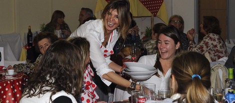 Arancha de Benito sirviendo mesas en el Rastrillo Nuevo Futuro 2013