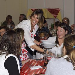 Arancha de Benito sirviendo mesas en el Rastrillo Nuevo Futuro 2013