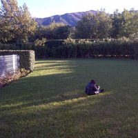 Milan Piqué juega en el jardín de su casa en Los Pirineos