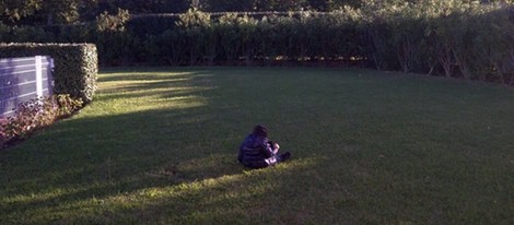 Milan Piqué juega en el jardín de su casa en Los Pirineos