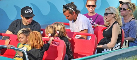 Gwen Stefani, Gavin Rossdale y sus hijos Kingston y Zuma en Disneyland