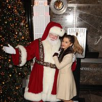 Ariana Grande enciende las luces de Navidad del Empire State de Nueva York