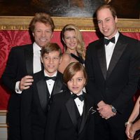 El Príncipe Guillermo con Bon Jovi y su familia en la Winter Whites Gala 2013