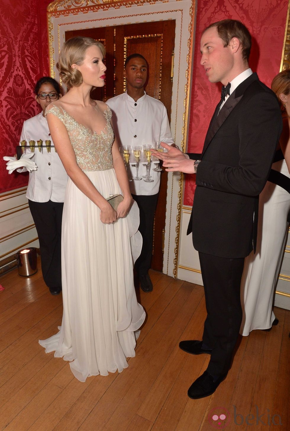 El Príncipe Guillermo charla con Taylor Swift en la Winter Whites Gala 2013