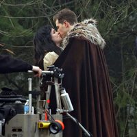 Ginnifer Goodwin y Josh Dallas besándose en 'Érase una vez'