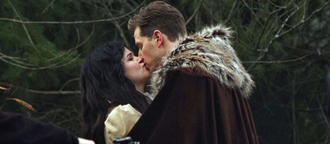 Ginnifer Goodwin y Josh Dallas besándose en 'Érase una vez'