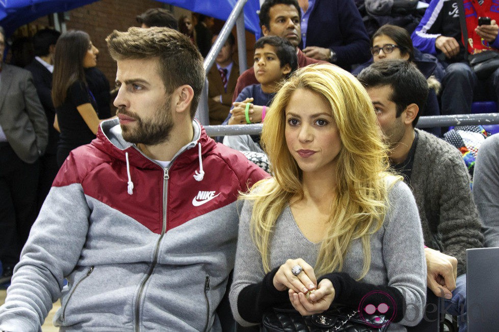 Gerard Piqué y Shakira en un partido de baloncesto