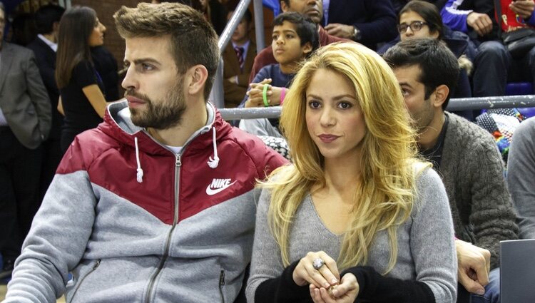 Gerard Piqué y Shakira en un partido de baloncesto