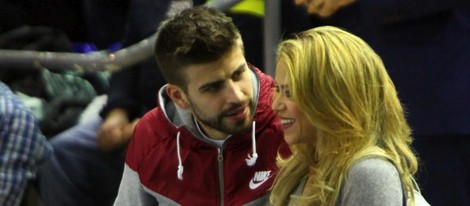 Gerard Piqué y Shakira, muy cómplices en un partido de baloncesto