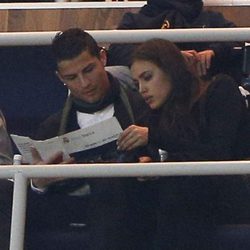 Cristiano Ronaldo e Irina Shayk en un momento del partido Real Madrid-Valladolid