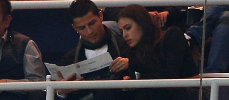 Cristiano Ronaldo e Irina Shayk en un momento del partido Real Madrid-Valladolid